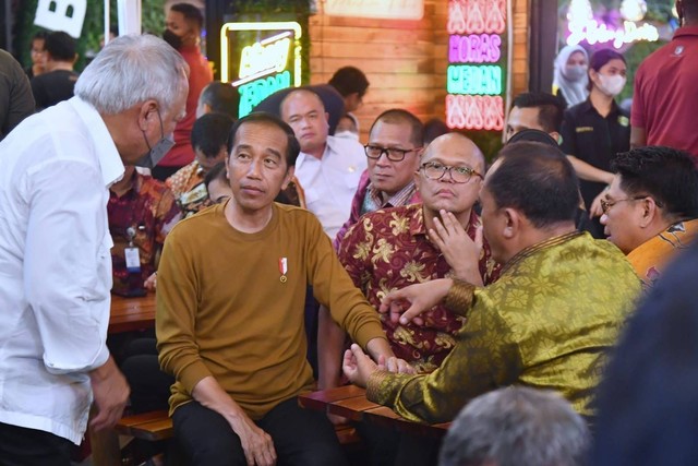 Presiden Jokowi saat makan durian bersama para pemimpin redaksi (pemred) media nasional dan lokal Sumatra Utara, di Medan, Rabu (8/2/2023). Foto: Laily Rachev/Biro Pers Sekretariat Presiden
