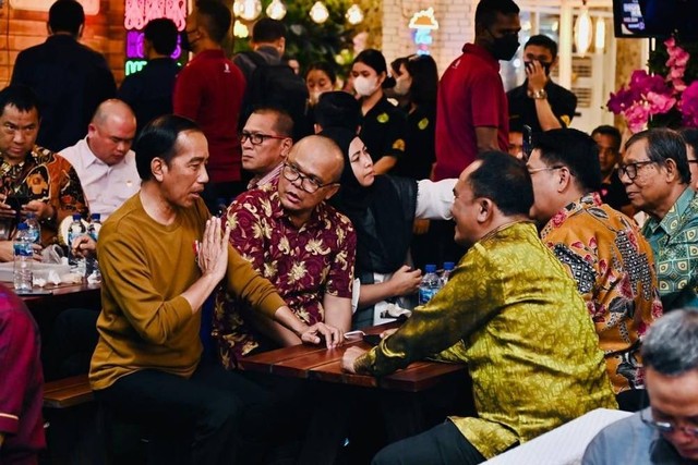 Presiden Jokowi saat makan durian bersama para pemimpin redaksi (pemred) media nasional dan lokal Sumatra Utara, di Medan, Rabu (8/2/2023). Foto: Laily Rachev/Biro Pers Sekretariat Presiden