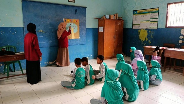 Foto Kegiatan Belajar dan Mengajar Mahasiswa KKN Umsida Bersama Siswa Siswi MI Mifthul Huda