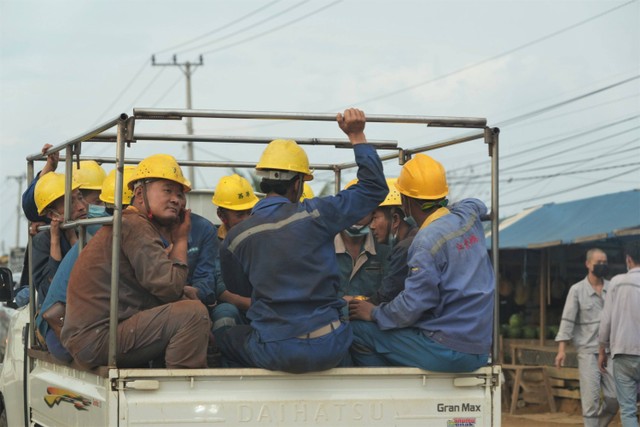 Sejumlah Tenaga Kerja Asing (TKA) naik kendaraan bak terbuka saat pulang kerja di salah satu perusahaan smelter di Kecamatan Morosi, Konawe, Sulawesi Tenggara, Rabu (8/2/2023).  Foto: Jojon/ANTARA FOTO