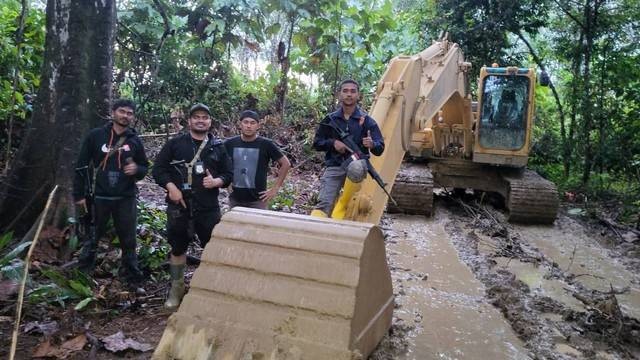 Tim Subdit IV Tipidter Ditreskrimsus Polda Aceh mengungkap kasus ilegal mining di Desa Agoy, Kecamatan Beutong, Kabupaten Nagan Raya, Aceh. Foto: Humas Polda Aceh