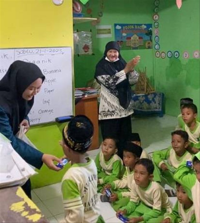 Untuk membantu meningkatkan kemampuan bahasa Inggris sejak dini mahasiswa KKN Undip Tim I Desa Pengabean, Kecamatan Dukuhturi telah melaksanakan program keilmuan mengenai memilah sampah dan belajar bahasa Inggris dengan games yang menyenangkan di TK Masyithoh. Dalam program ini, siswa dilatih memilah sampah menggunakan potongan beberapa gambar yakni contoh benda berdasarkan dua kategori pemilahan sampah (organik dan anorganik) yang sudah dibuat semenarik mungkin supaya anak-anak bisa bermain dan belajar bahasa Inggris menjadi sangat antusias dan menyenangkan. Sebelum melakukan games, kegiatan ini melibatkan siswa-siswi kelas B1 dan B2 untuk menuliskan ulang kata bahasa Inggris yang tertera di halaman belakan potongan gambar. Selanjutnya, bagi siswa-siswi yang dapat memasukkan potongan gambar sesuai kategori akan diberi hadiah yang menarik dan membuat semakin semangat. Di akhir kelas juga dipaparkan mengenai pentingnya menguasai bahasa Inggris serta manfaatnya.