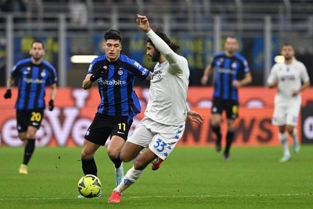 Penyerang Inter Milan Joaquin Correa duel dengan bek Empoli Sebastiano Luperto saat pertandingan sepak bola Serie A Italia di stadion Giuseppa-Meazza (San Siro) di Milan. Foto: Miguel Medina/AFP