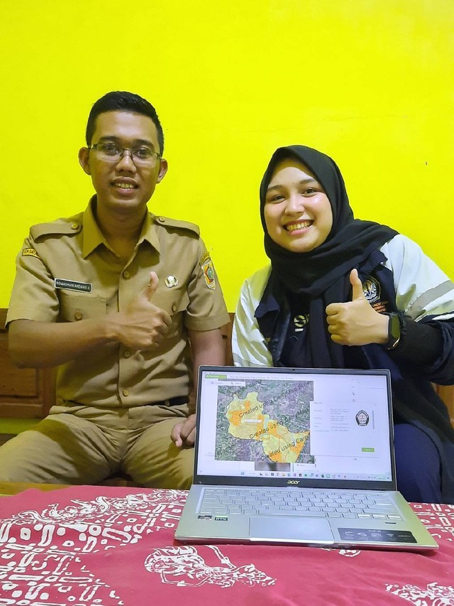 Serah Terima Aplikasi Peta Tata Guna Lahan yang dibuat oleh Shafira Diva Alifah, mahasiswa KKN Undip Tim 1 2022/2023 dengan Kepala Desa Sirnoboyo, Bapak Romadhani Andang Nugroho 