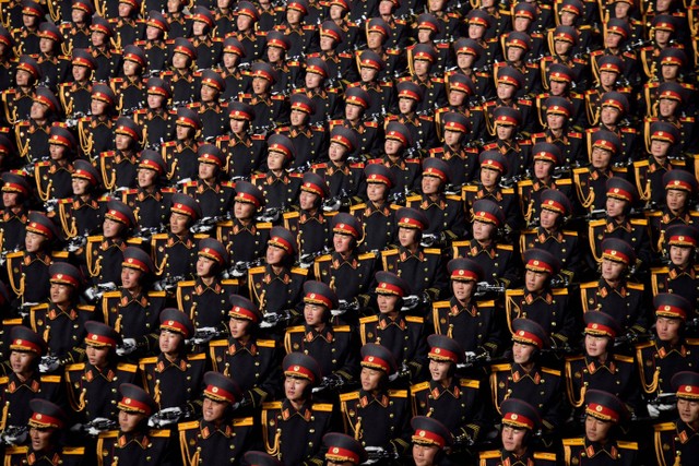 Pasukan mengambil bagian dalam parade militer untuk memperingati 75 tahun berdirinya tentara Korea Utara, di Lapangan Kim Il Sung di Pyongyang, Korea Utara. Foto: KCNA/via REUTERS