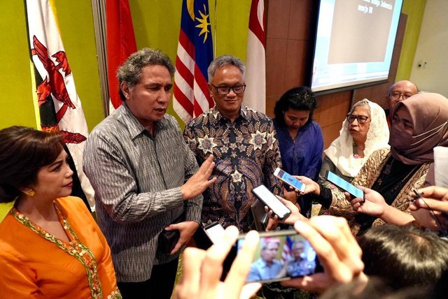 Direktur Jenderal Kebudayaan, Kementerian Pendidikan, Kebudayaan, Riset, dan Teknologi (Kemendikbudristek), Hilmar Farid (batik abu): Kemendikbudristek