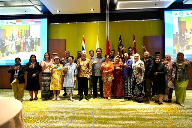 Lima negara ASEAN usulkan kebaya ke ICH UNESCO sebagai nominasi bersama tahun 2023.  Foto: Kemendikbudristek