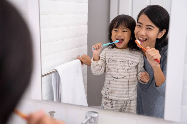 Ilustrasi anak belajar menyikat gigi. Foto: Shuttertsock. 