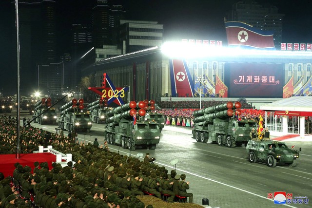 Rudal ditampilkan selama parade militer untuk memperingati 75 tahun berdirinya tentara Korea Utara, di Lapangan Kim Il Sung di Pyongyang, Korea Utara, Rabu (8/2/2023). Foto: KCNA via REUTERS