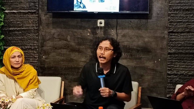 Julius Ibrani Ketua PBHI pada Diskusi Publik dan Media Briefing: Kasus Gagal Ginjal Akut dan Kejadian Luar Biasa oleh dari PBHI dan Imparsial di Sadjoe Cafe and Resto, Tebet, Kamis (9/2). Foto: Thomas Bosco/kumparan