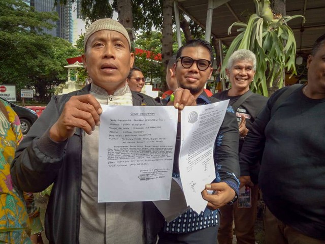 Bripka Madih bersama pengacaranya mendatangi Polda Metro Jaya terkait kasus tanah, Kamis (9/2). Foto: Ananta Erlangga/kumparan
