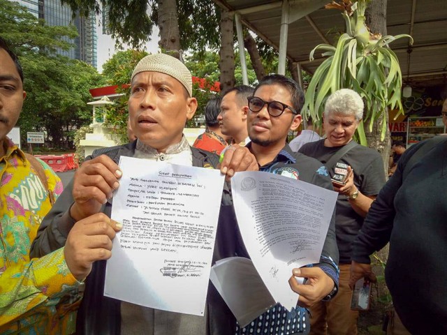 Bripka Madih memberikan keterangan pers saat mendatangi Polda Metro Jaya terkait kasus tanah, Kamis (9/2). Foto: Ananta Erlangga/kumparan