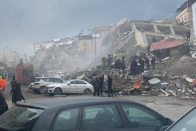 Suasana mes karyawan, di Kota Iskenderun, Provinsi Hatay, Turki, Kamis (9/2/2023).
Foto: Komang Anggreni