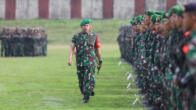 Danrem 011/Lilawangsa Kolonel Inf Bayu Permana mengecek kesiapan personel pengamanan kunjungan Presiden Indonesia, Joko Widodo. Foto: Korem 011