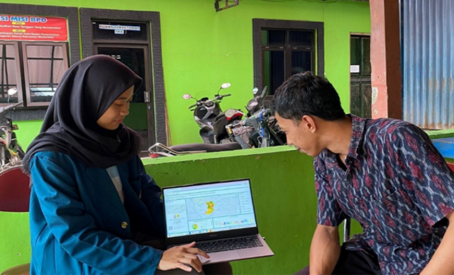 Penyerahan WebGIS Batas Administrasi dan Penggunaan Lahan Desa Tanggan kepada Perangkat Desa Tanggan | Sumber : Dokumentasi Pribadi