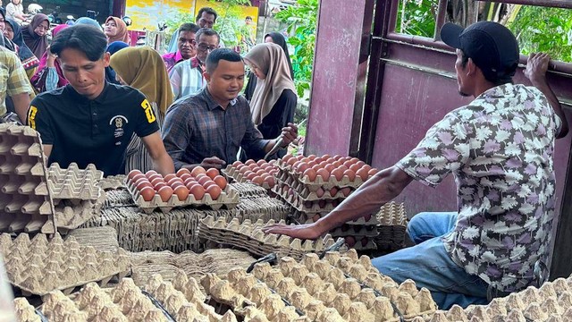Telur yang dijual di pasar tani Distanbun Aceh. Foto: Suparta/acehkini 