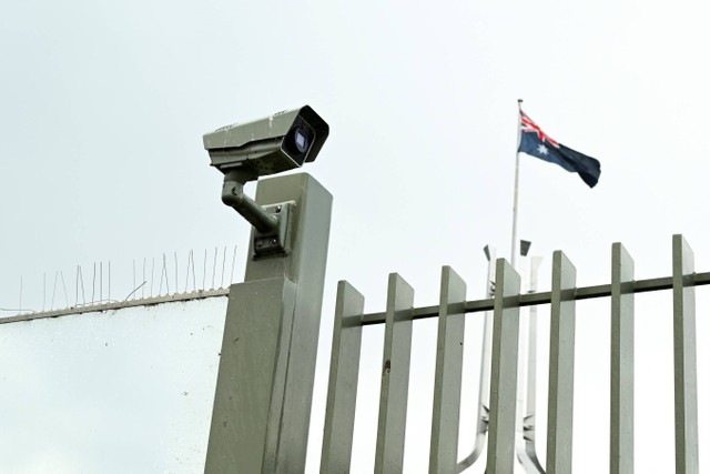 Sebuah kamera keamanan terlihat di luar Gedung Parlemen di Canberra, Kamis (9/2/2023).  Foto: AAP/Lukas Coch/via REUTERS