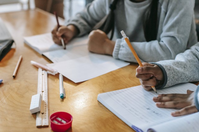 Ilustrasi siswa yang menulis harapan untuk sekolah. Foto: Pexels