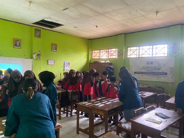 Kegiatan Fun Active Learning bahasa Inggris di SDN Keniten oleh Anggi Nurul Aisyah mahasiswa KKN Undip pada Jumat (20/1)