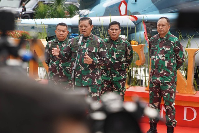 Panglima TNI Laksamana Yudo Margono  memberikan keterangan pers kepada wartawan seusai menggelar Rapat Pimpinan (Rapim) TNI tahun 2023 di Museum Satria Mandala, Jakarta pada Kamis (9/2).
 Foto: Iqbal Firdaus/kumparan