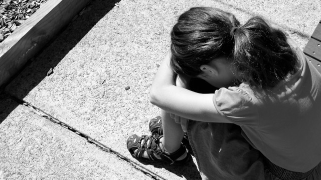 Ilustrasi anak korban kekerasan . Foto: ChameleonsEye/Shutterstock