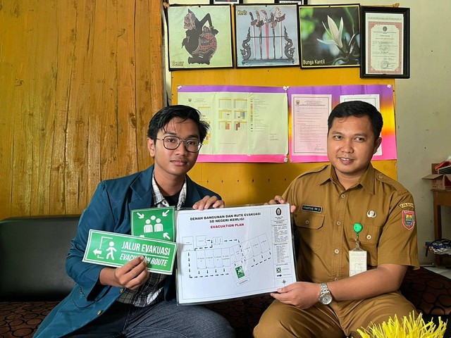 Penyerahan Evacuation Plan di SD Negeri Kemligi (Sumber: Dokpri)