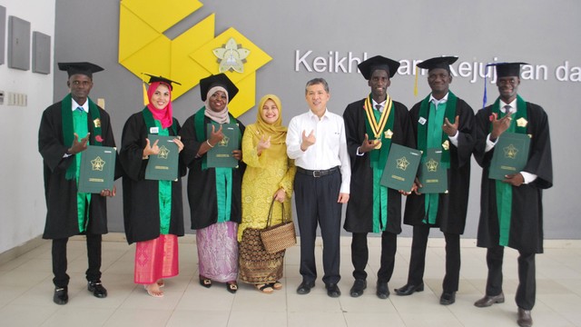 Rektor Universitas Syiah Kuala Aceh, Prof Marwan bersama wisudawan mahasiswa asing. Foto: USK 