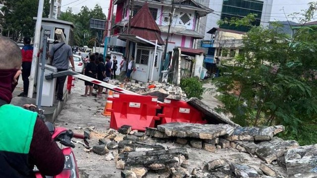 Tembok pembatas pemukiman warga dan pusat perkantoran Ruko Dok II Jayapura yang roboh akibat gempa magnitudo 5,4 di Kota Jayapura. Foto istimewa