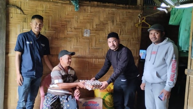 Keterangan foto: Saat Jurnalis Manggarai kunjungi kediaman, Aleks Haman, mantan Jurnalis penderita penyakit stroke. Foto:  Engkos Pahing.