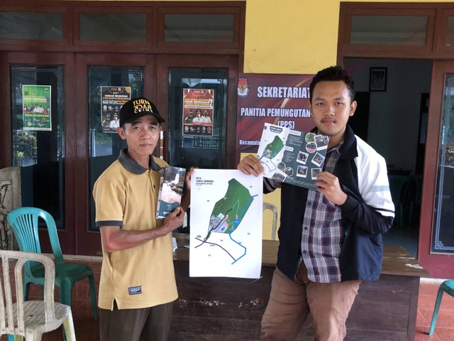 Penyerahan Hasil Pemetaan Wisata Curug Gombong kepada Pemerintah Desa Gombong