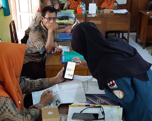 Pendampingan pada guru SMP N 3 Karangdowo terkait penginstalan dan penggunaan aplikasi iPusnas