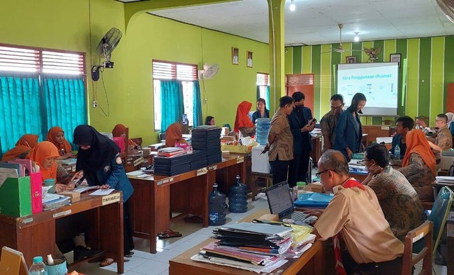 Pendampingan pada guru SMP N 3 Karangdowo terkait penginstalan dan penggunaan aplikasi iPusnas
