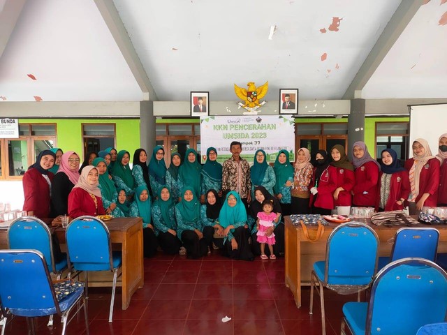 Foto bersama ibu-ibu PKK dan kepala desa Tamiajeng bersama Tim KKN-P 37 Umsida