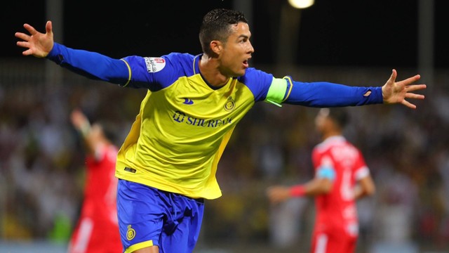 Cristiano Ronaldo mencetak gol saat Al Nassr melawan Al Wehda dalam laga lanjutan Liga Arab Saudi 2022/23 di King Abdul Aziz Stadium, Makkah, pada 10 Februari 2023. Foto: Ofisial Al Nassr