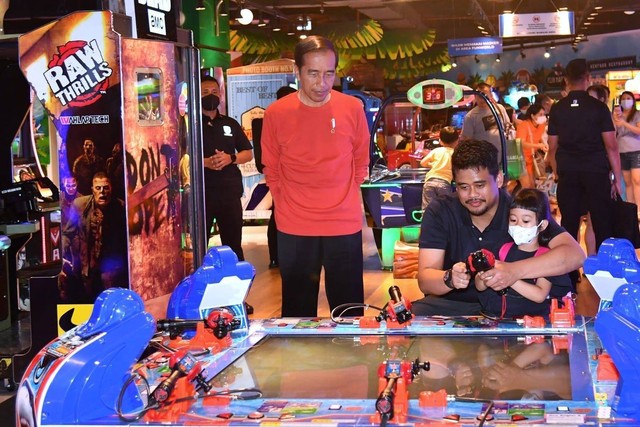 Presiden Jokowi bersama Wali Kota Medan Bobby Nasution saat kunjungi DeliPark Mall di Medan, Sumatera Utara, Kamis (10/2/2023). Foto: Rusman/Biro Pers Sekretariat Presiden