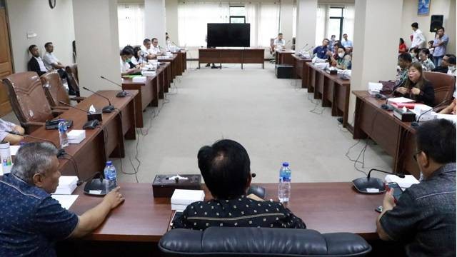 Rapat dengar pendapat antara DPRD Provinsi Sulawesi Utara dengan sejumlah pihak terkait sengketa lahan di Bendungan Kuwil Kawangkoan, Minahasa Utara.