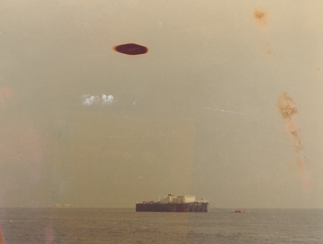 Potret objek tak dikenal di atas kapal tanker Arco Arjuna, lepas pantai Cilamaya tahun 1975. Lengkapnya tentang foto ini bisa dibaca melalui tautan yang disematkan di akhir artikel ini. (Sumber: Dokumentasi arsip pak Salatun, foto oleh Ir. Tony Hartono Rusman)