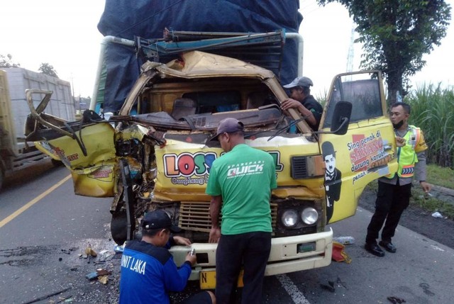 Truk Seruduk Boks saat Tunggu Kereta Api Lewat di Jombang, Dua Orang Terluka