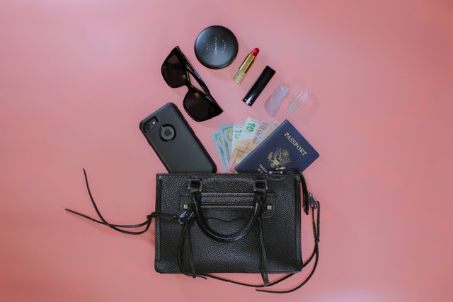  Cara Mengurus Paspor Rusak 2023 untuk Traveling. Foto : Unsplash/Nick Noel.