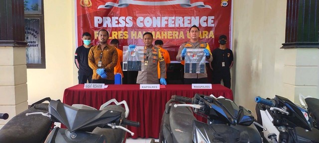 Kapolres Halmahera Utara, Moh Zulfikar Iskandar, Wakapolres Halut, Kompol Andreas A F. S.I.K,serta Kasat Reskrim Polres Halut, IPTU Elvin Septian Akbar, dalam konferensi pers di Polres Halut. Foto: Agus Salim Abas/cermat