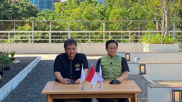 Ketum Partai Golkar Airlangga Hartarto dan Ketum PKB Muhaimin Iskandar dalam  konferensi pers di Senayan, Jakarta, Jumat (10/2/2023). Foto: Zamachsyari/kumparan