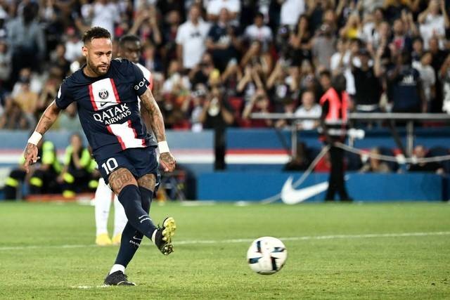 Pemain PSG Neymar menembak dan mencetak penalti untuk gol kedua timnya selama pertandingan sepak bola L1 Prancis antara PSG dan Montpellier Herault SC di The Parc des Princes Stadium di Paris pada 13 Agustus 2022. Foto: STEPHANE DE SAKUTIN/AFP
