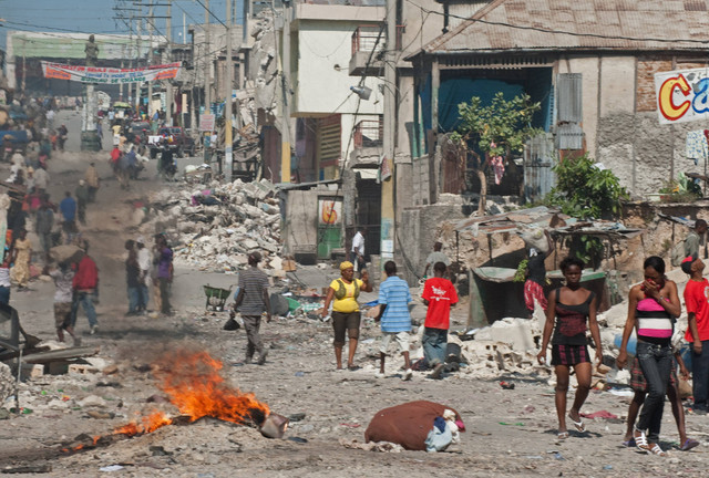 Warga berhamburan ke jalan pasca-gempa di Port-au-Prince, Haiti, pada 18 Januari 2010. Foto: Paul J. Richards/AFP