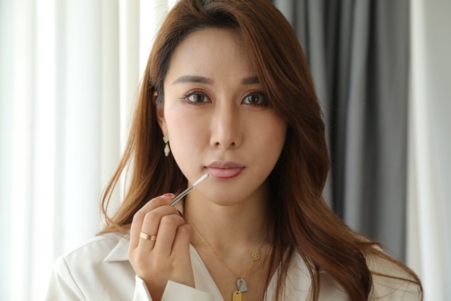 Ilustrasi seseorang melakukan cara pakai lip tint. Foto: Pexels.com