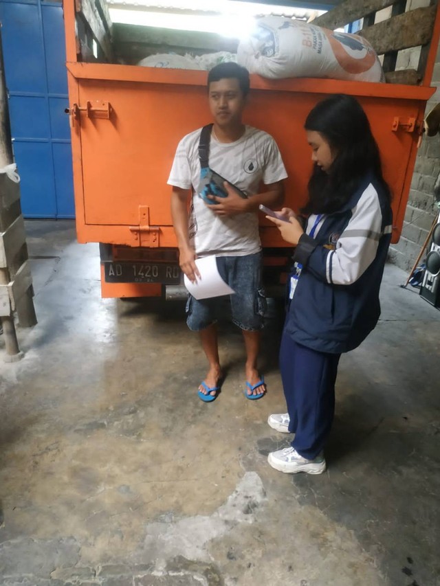 Kegiatan survei mandiri ke pelaku UMKM (Sumber: Dokumentasi Pribadi)