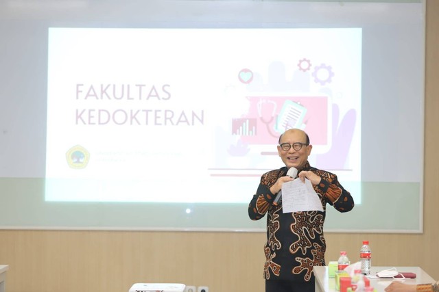 Dekan Fakultas Kedokteran Untag Surabaya, dr. Poerwadi, SpB., SpBA(K).