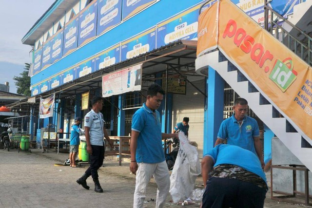 Warga Binaan Rutan Majene Yang Melakukan Kerja Bakti Dikawal oleh Petugas, Sumber : Humas rutan Majene