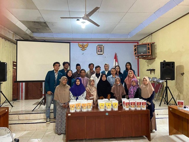 Foto bersama pelaku usaha sekaligus peluncuran produk "Randu Choice" di Desa Randu, Kecamatan Pecalungan, Kabupaten Batang (05/02/2023). Foto: Angga Dwi Sunarto/KKN Undip 2023