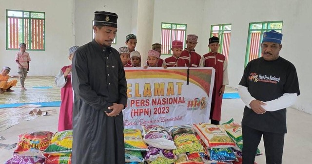 Pembagian sembako di Pesantren Daa-rullogoh. Foto: La Ode Hizrat Kasim/cermat