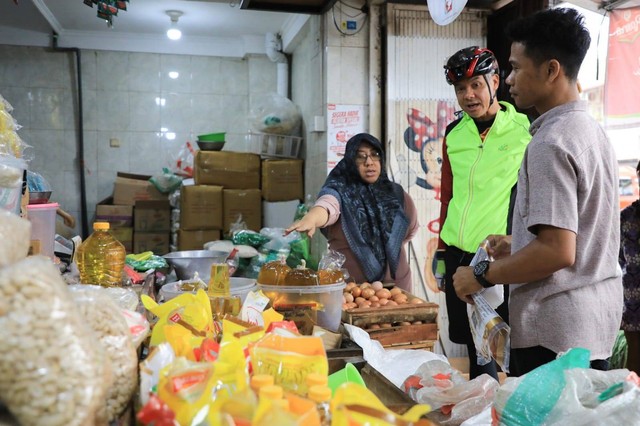 Gubernur Jawa Tengah Ganjar Pranowo saat melakukan peninjauan harga beras di sejumlah pasar di Kota Semarang, Jumat (10/2/2023). Foto: Dok. Istimewa